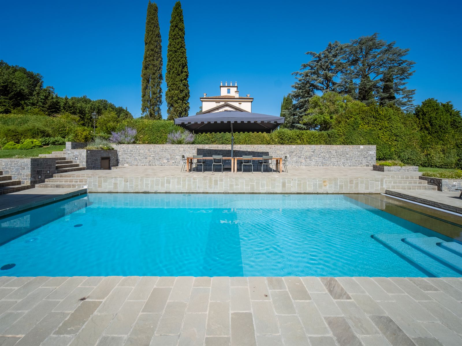 Piscina e villa