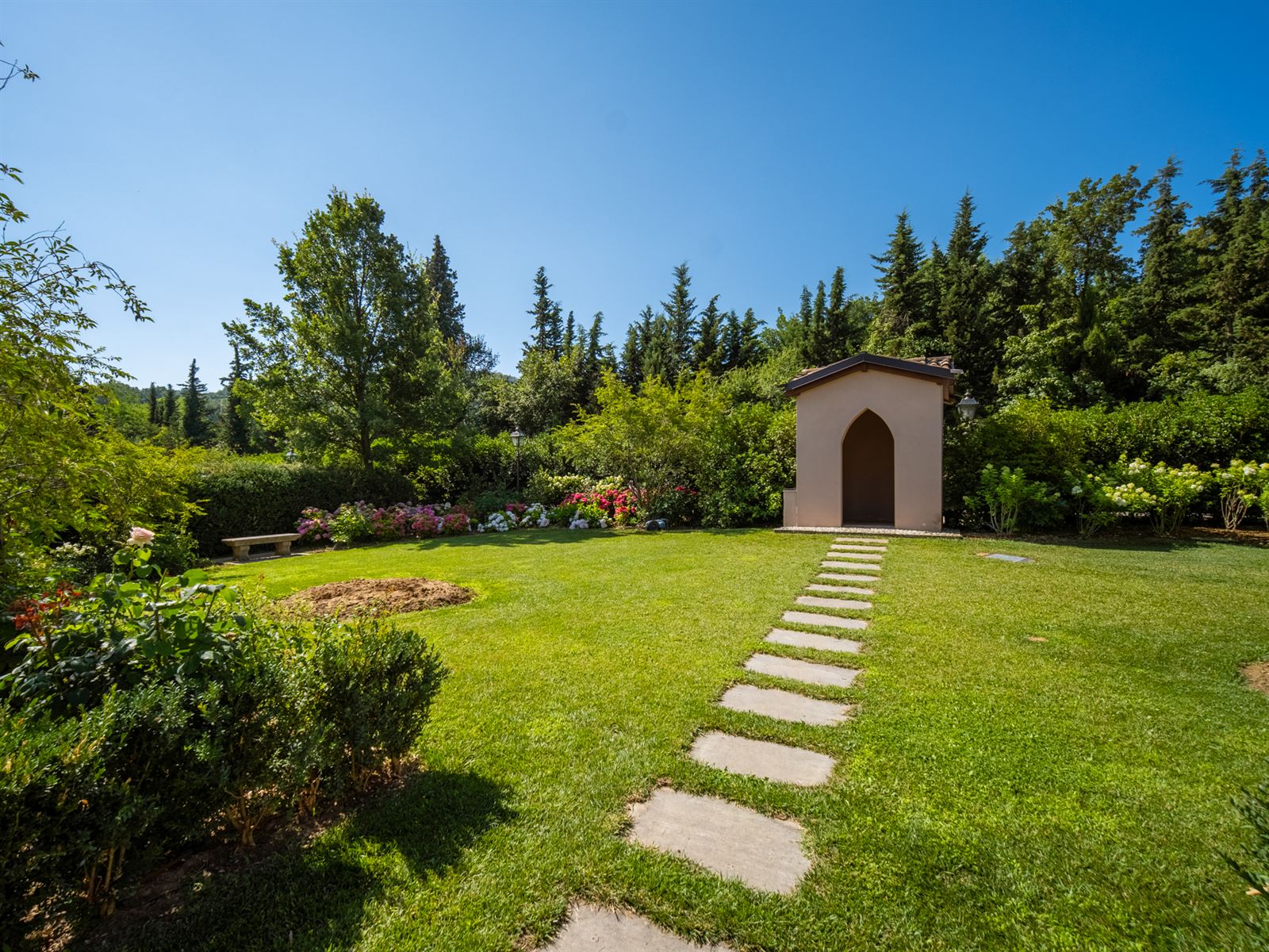 Edicola nel giardino