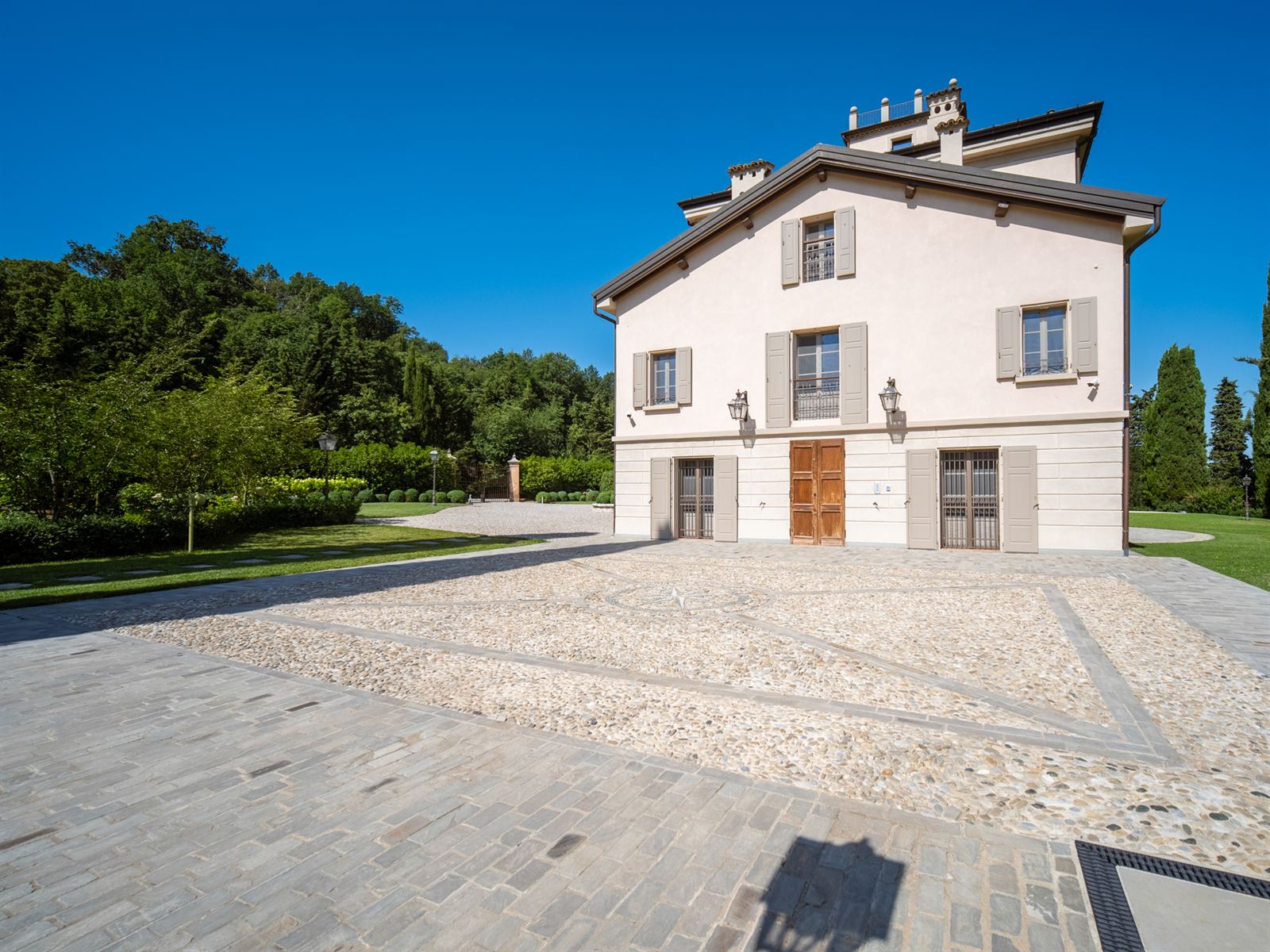 Facciata con viale