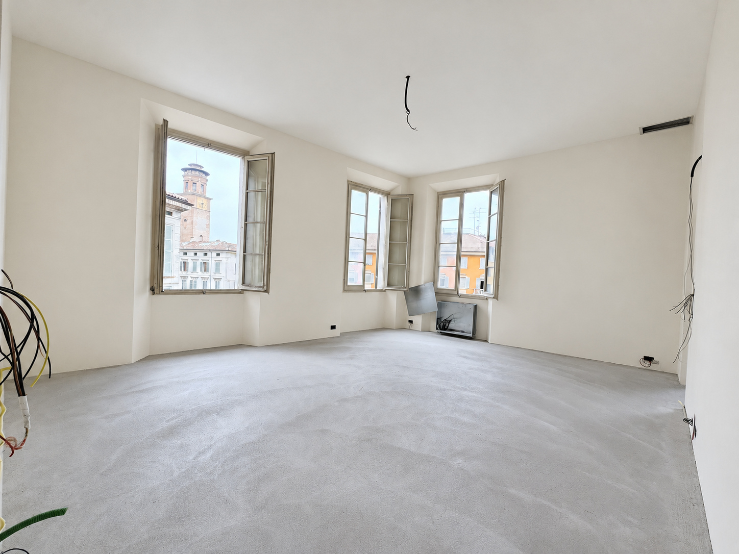 Sala con tre finestre sul centro storico
