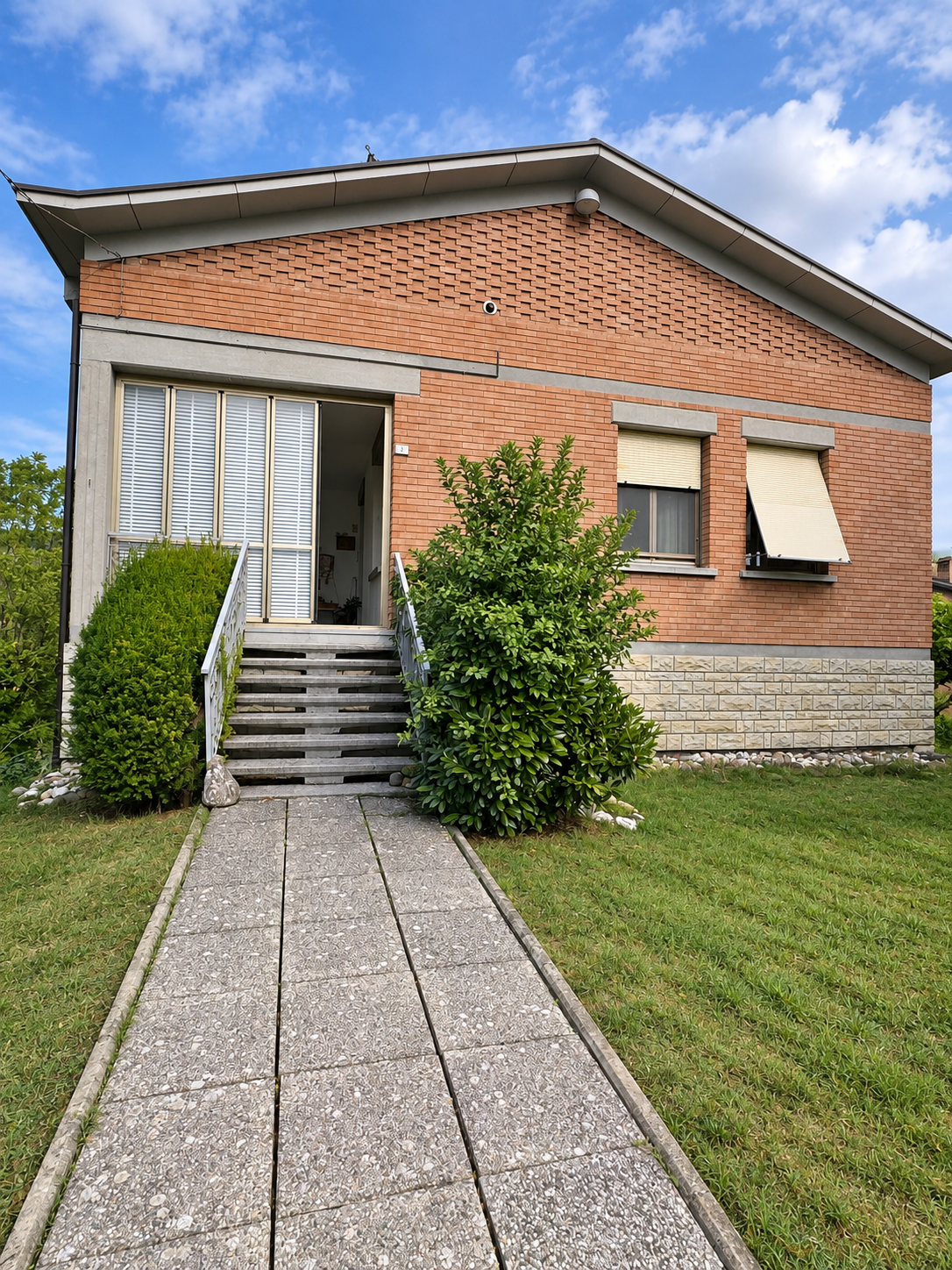 Dependance — ingresso con scala e cespuglio verde