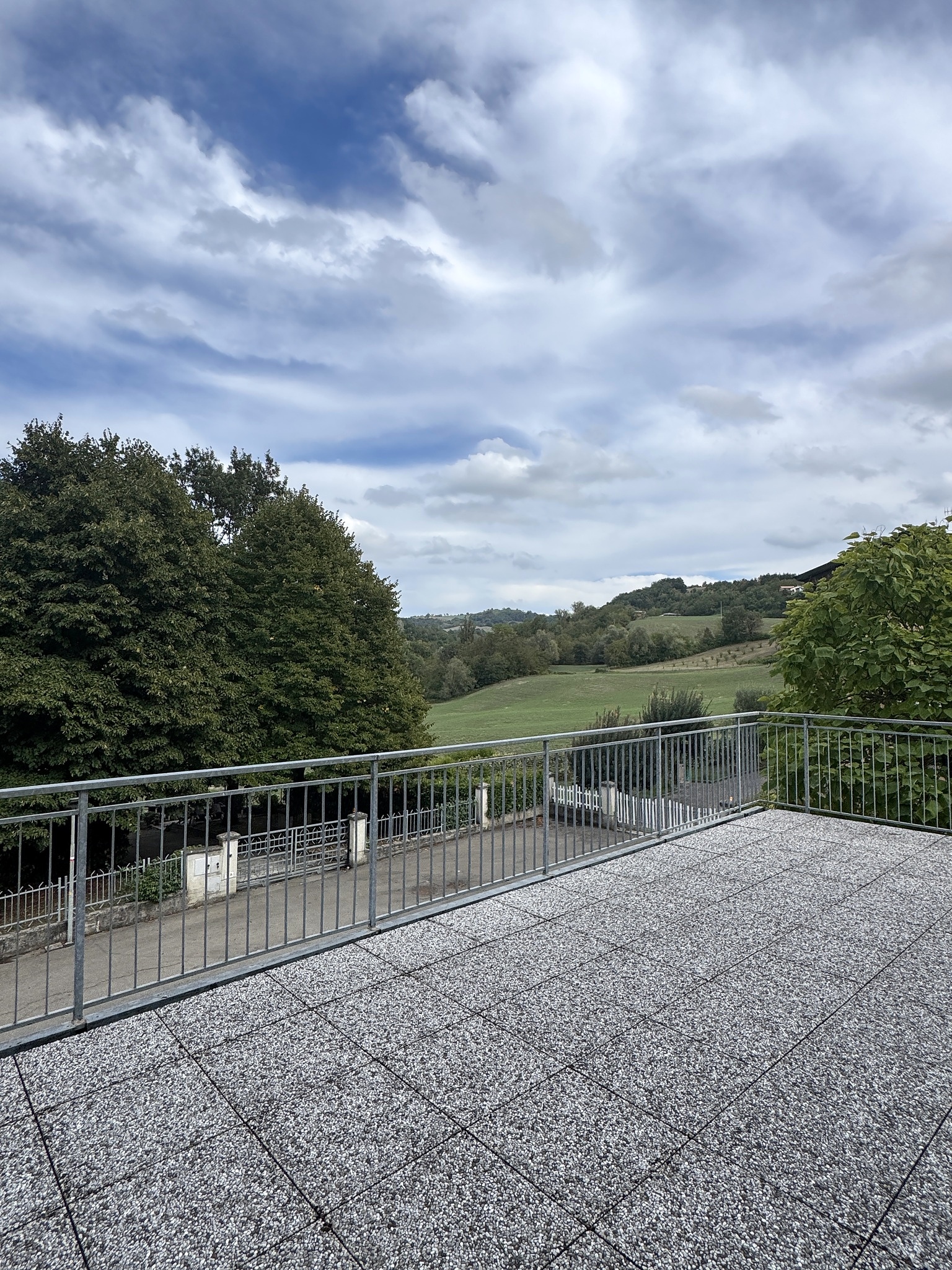 Terrazzo panoramico — vista sulla vallata e campi verdi
