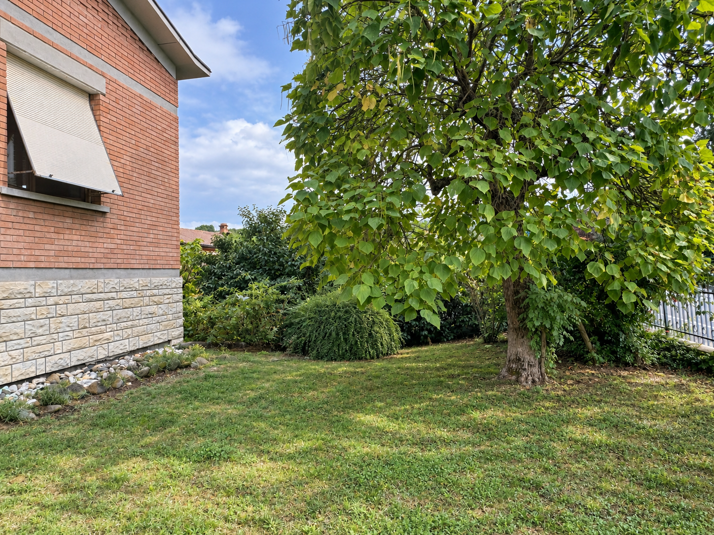 Giardino laterale — fianco dependance con alberi