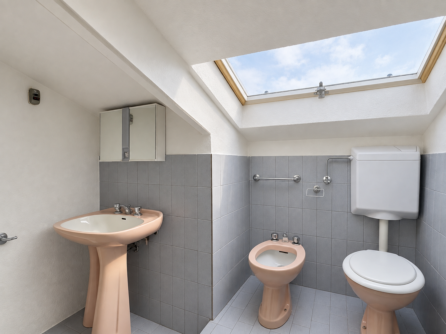 Bagno mansarda — lucernario velux e sanitari