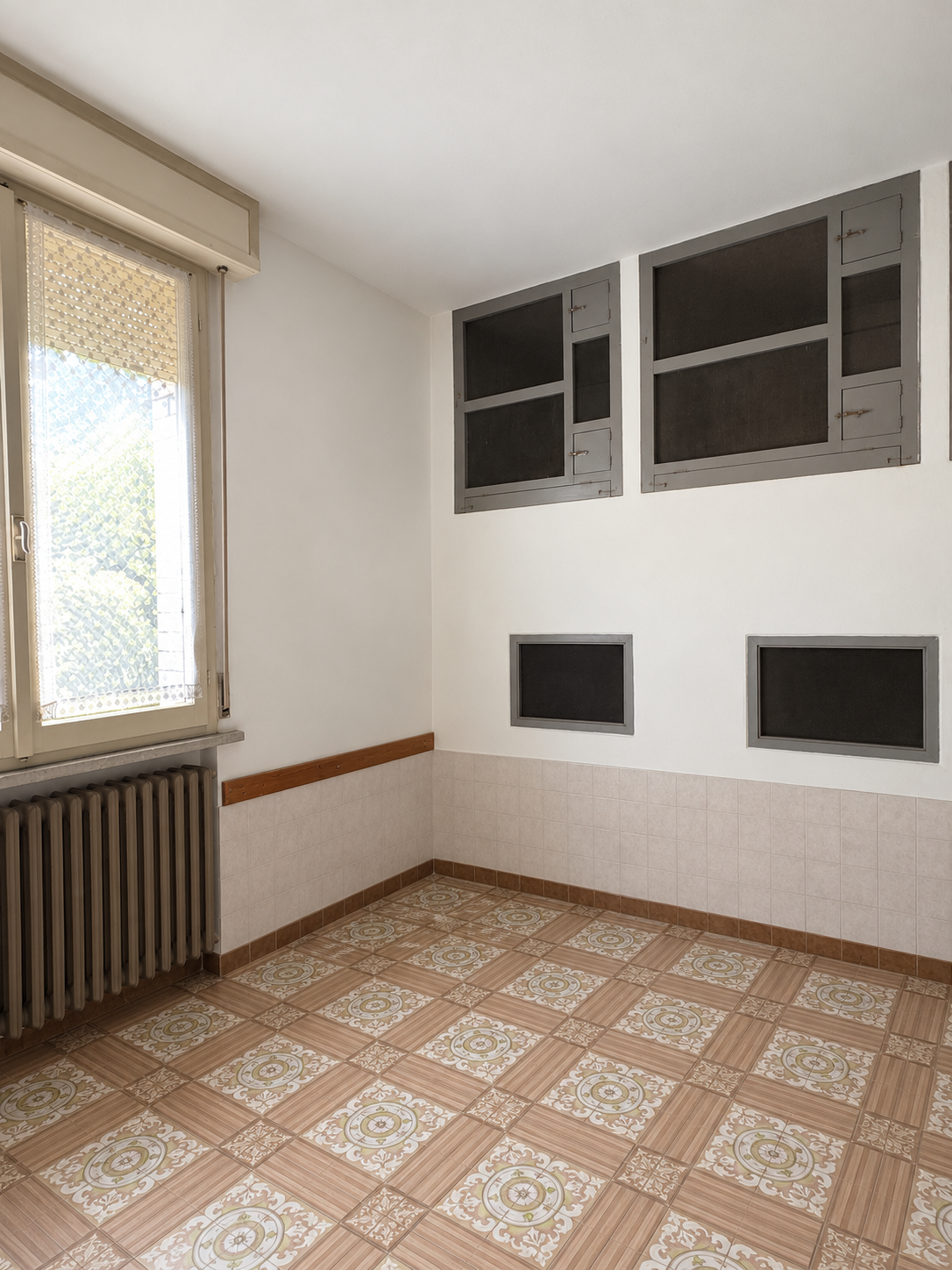 Cucina — pensili metallici e pavimento con mattonelle vintage