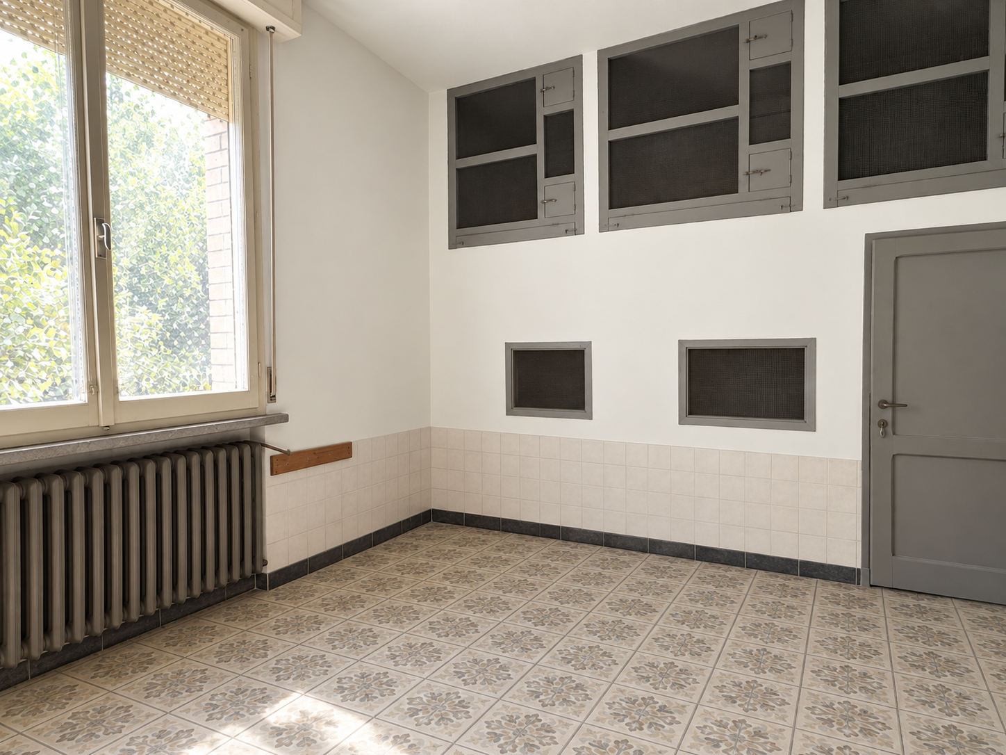 Cucina — vista sul giardino, radiatore e porta