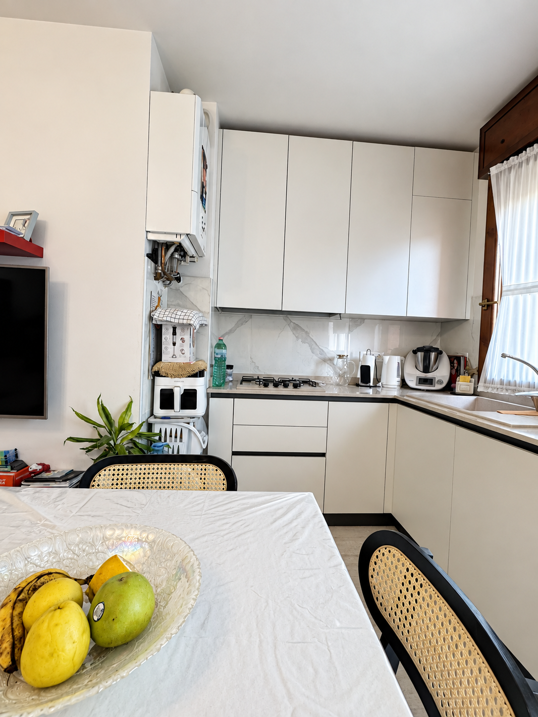 Cucina moderna — piano in marmo