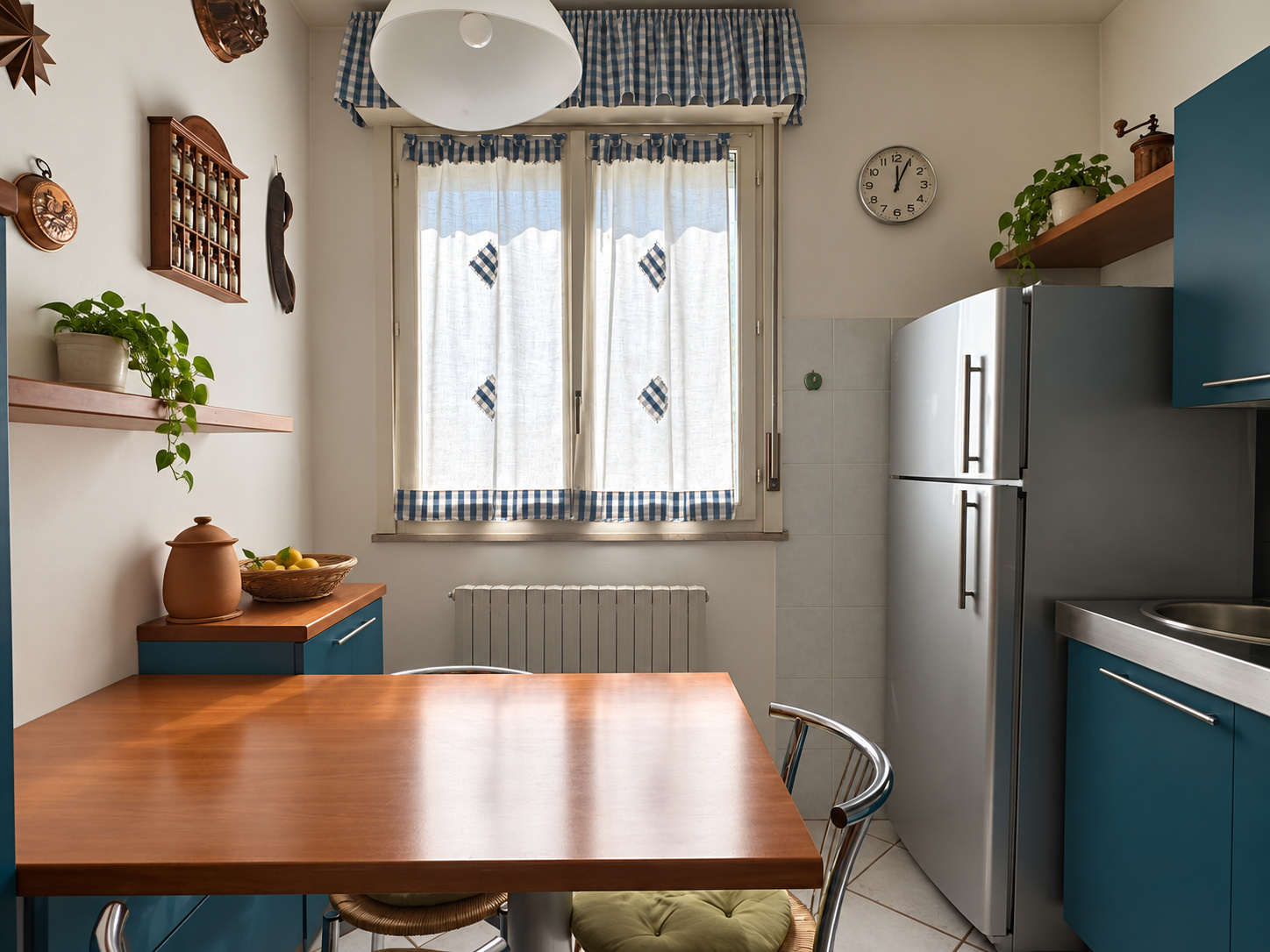 Cucina — angolazione diversa con finestra e portaspezie