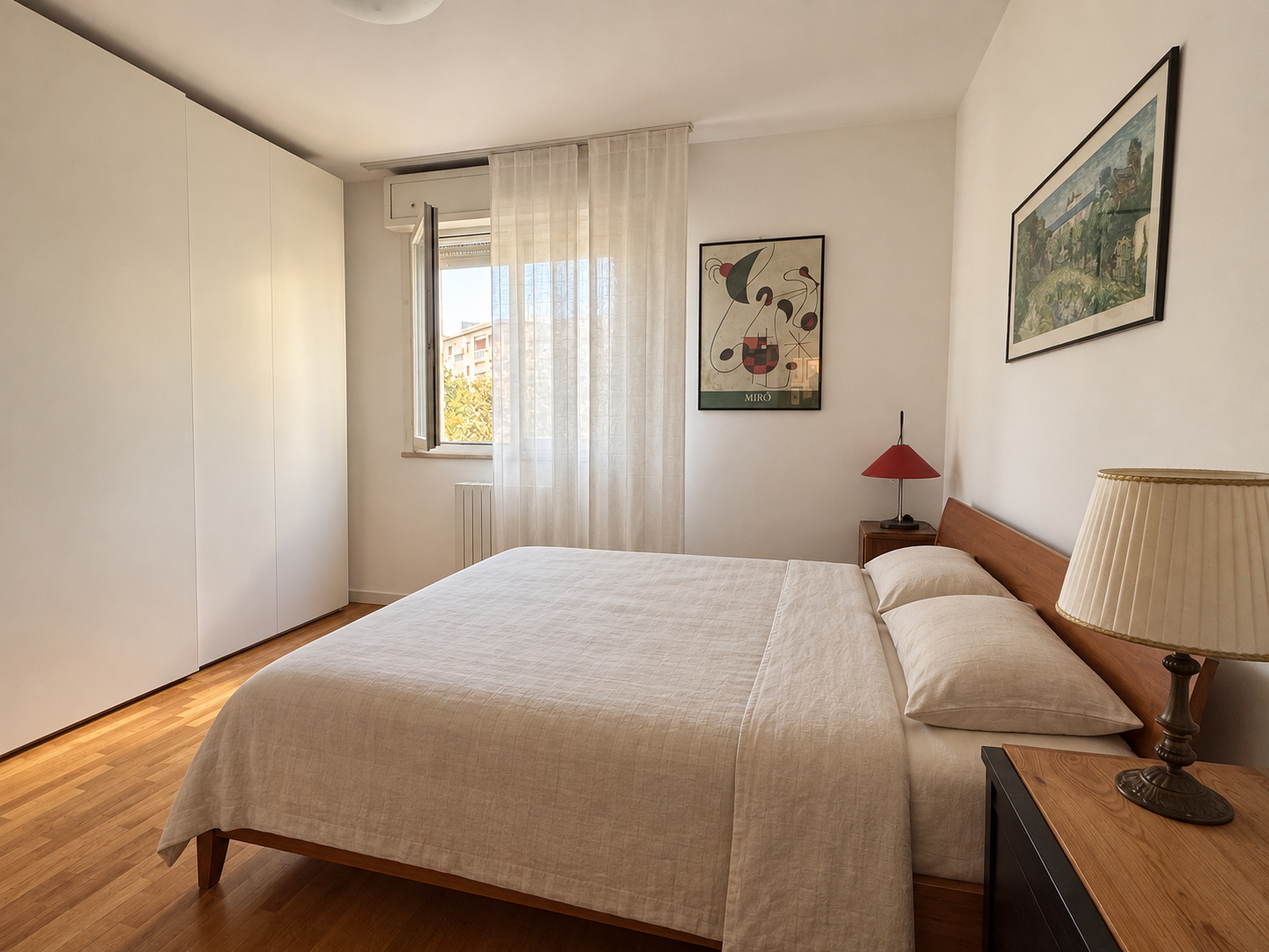 Camera matrimoniale — letto, armadio bianco, poster Mirò