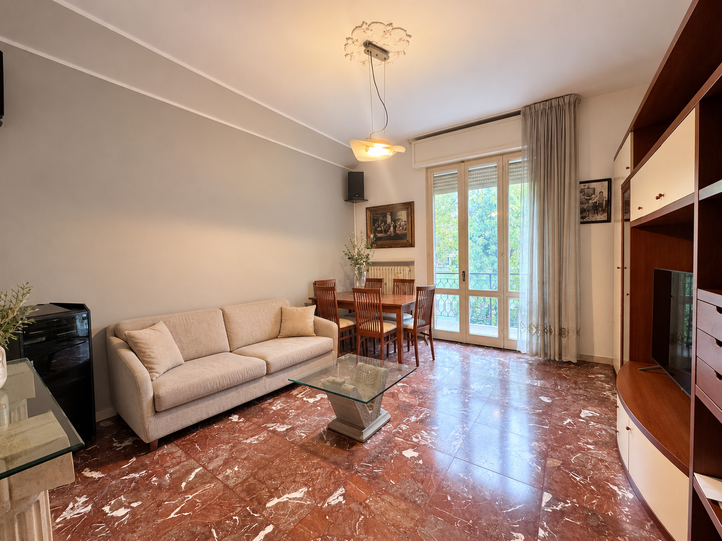 Soggiorno — divano, marmo rosso, luce calda