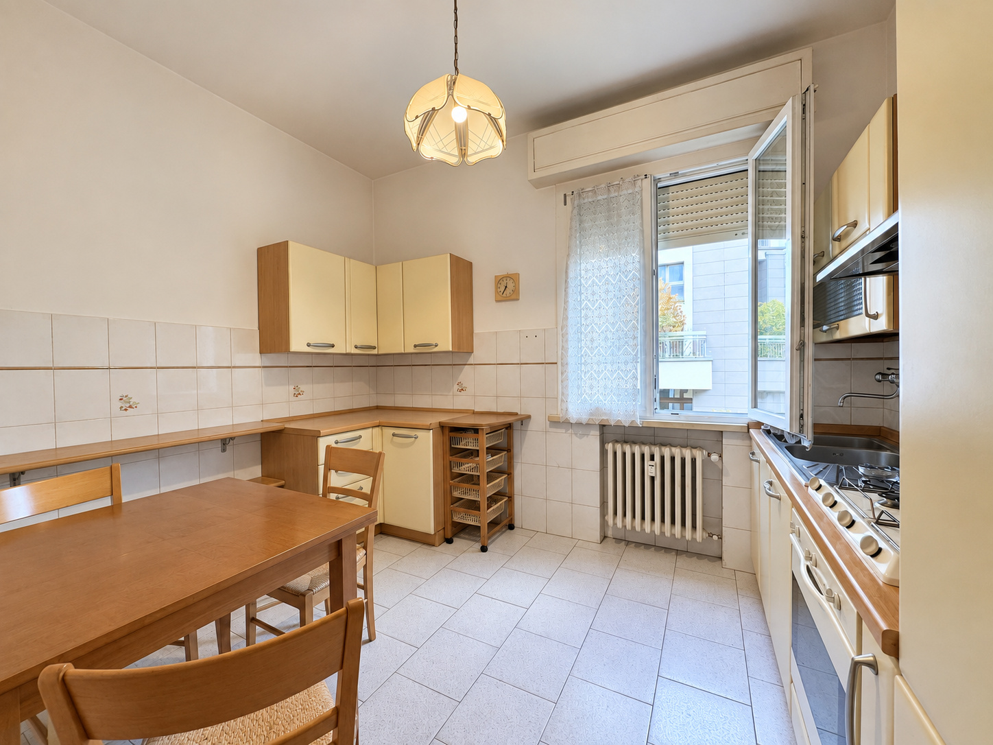Cucina abitabile — tavolo, pensili, finestra