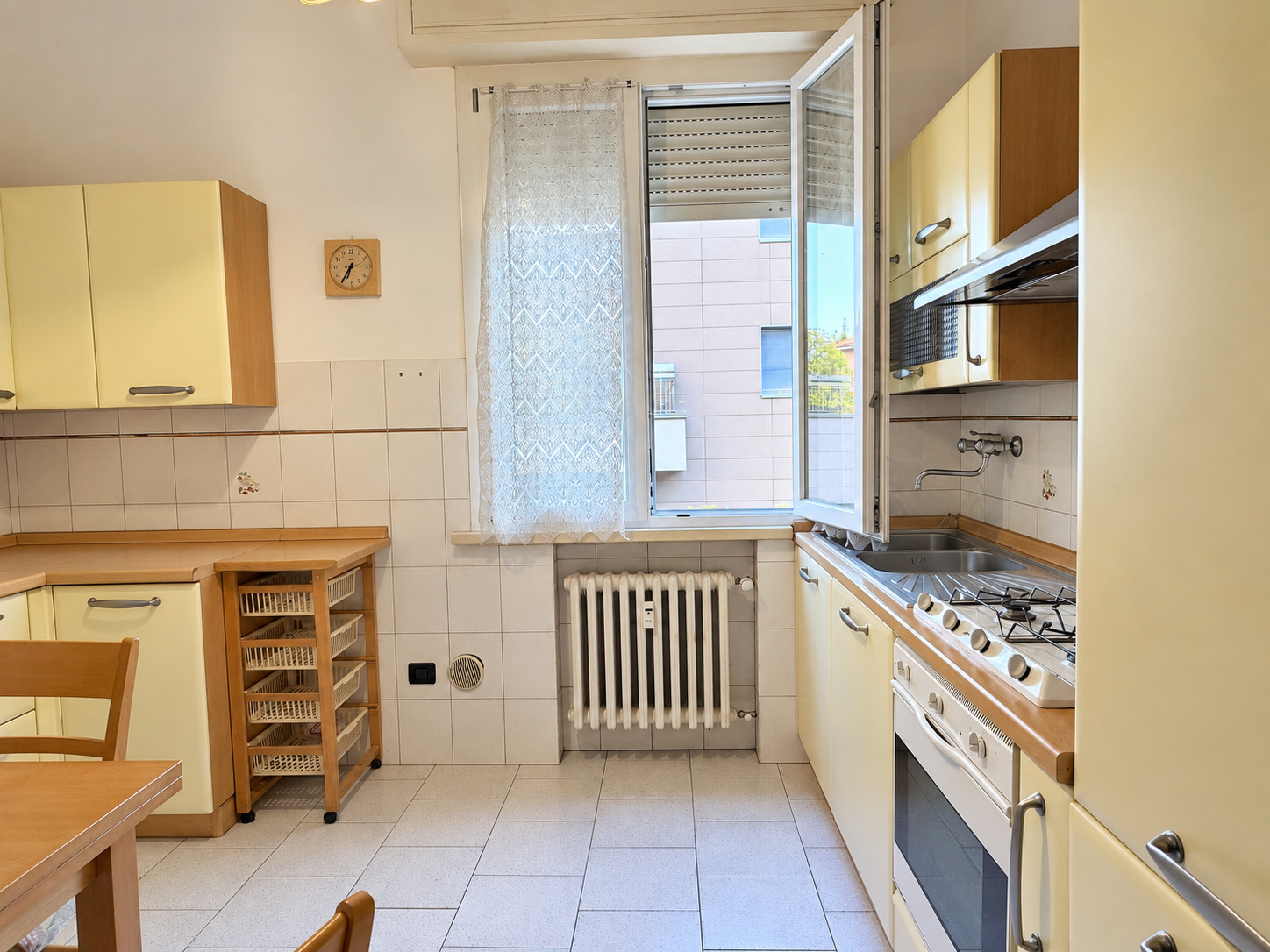 Cucina — fornelli, finestra aperta