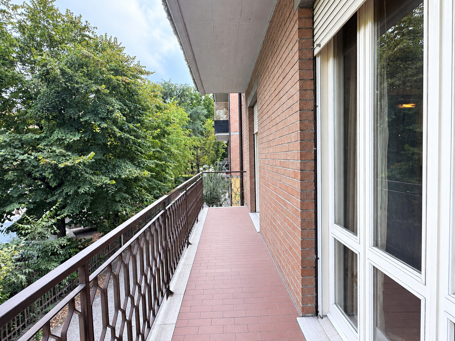 Balcone — verde lussureggiante, ferro battuto originale
