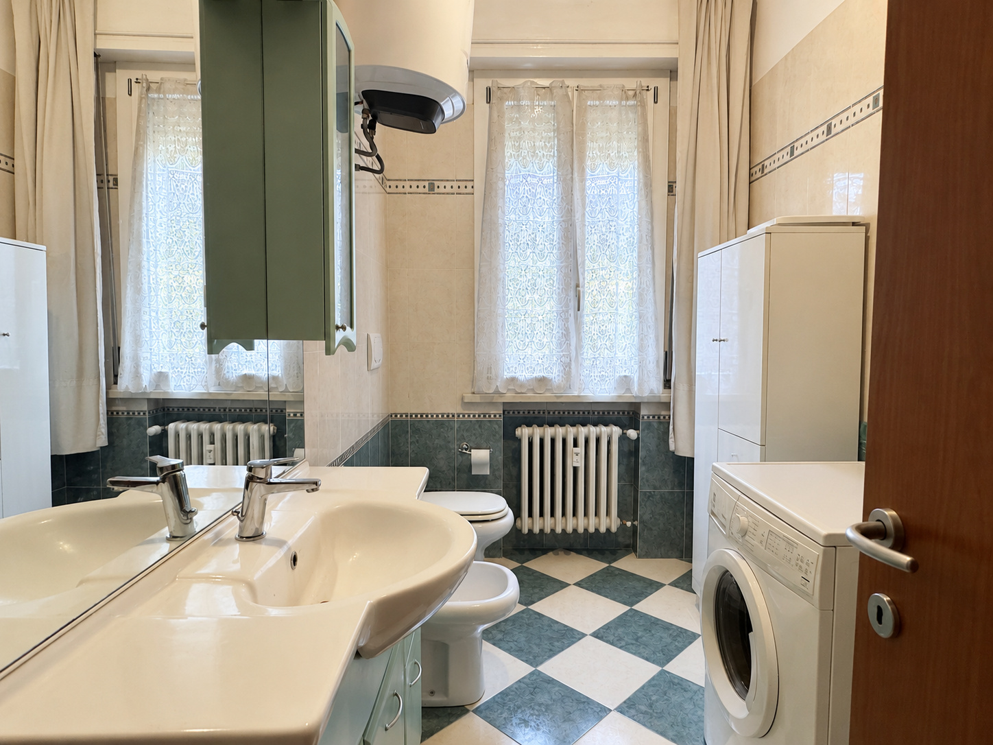Bagno — mobile verde, pavimento a scacchi, lavatrice
