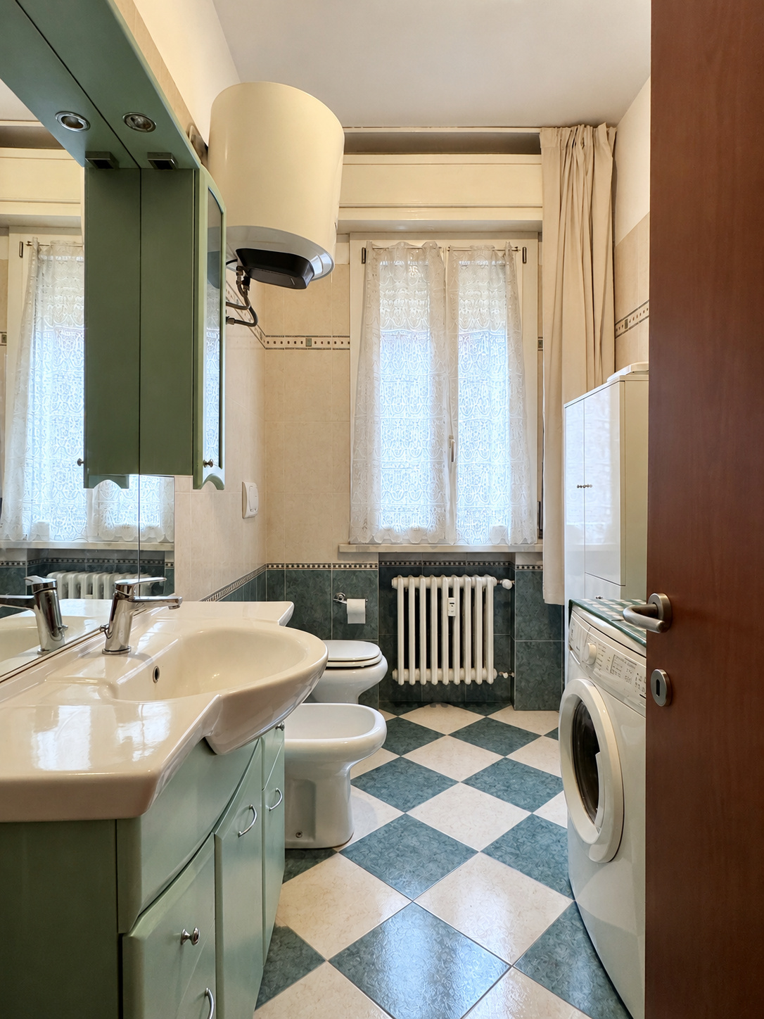 Bagno — angolazione diversa, boiler, luminoso